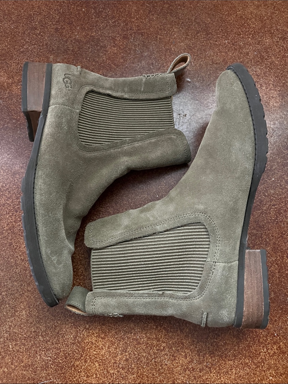 UGG Winen’s Taupe Suede Chukka Boots Sz 7